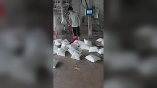 Automatische vertikale Verpackungsmaschine für 51 g Baumwolle. Automatische VFFS-Verpackungsmaschine